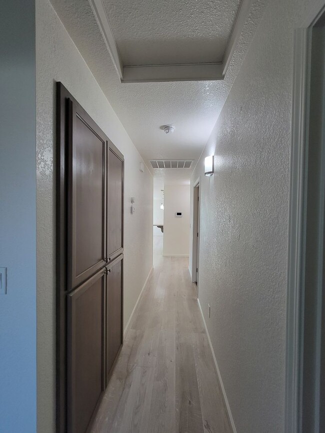 Building Photo - Beautiful 3 Bedroom 2 Bathroom Home in SW Visalia!