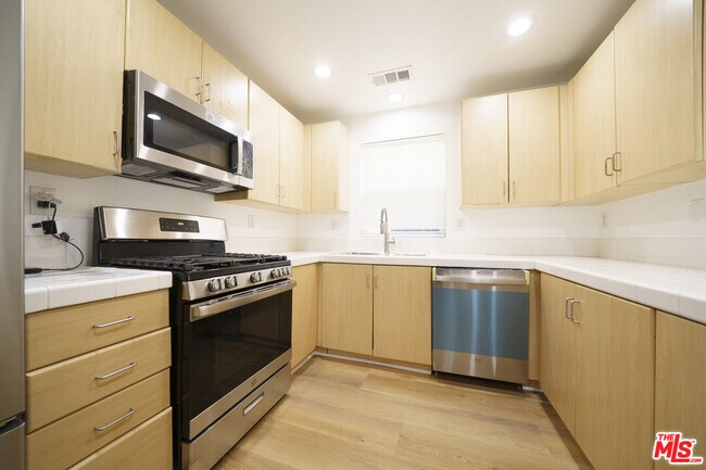 Building Photo - 121 Cancion Way