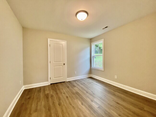 Building Photo - Beautiful Home!