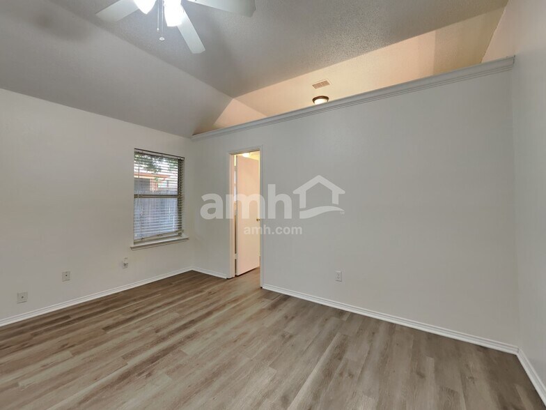 Building Photo - 605 Arbor Ln