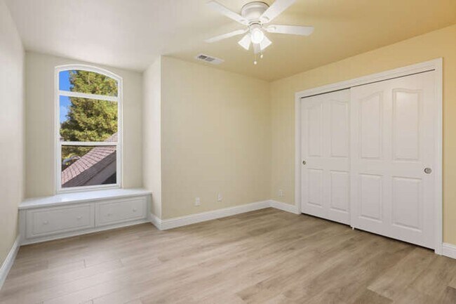 Building Photo - Spacious 5-Bedroom Home with Pool in NE Fr...