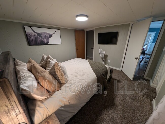 Building Photo - 608 8th Ave SW