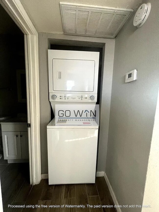 Building Photo - 6645 West Myrtle Ave