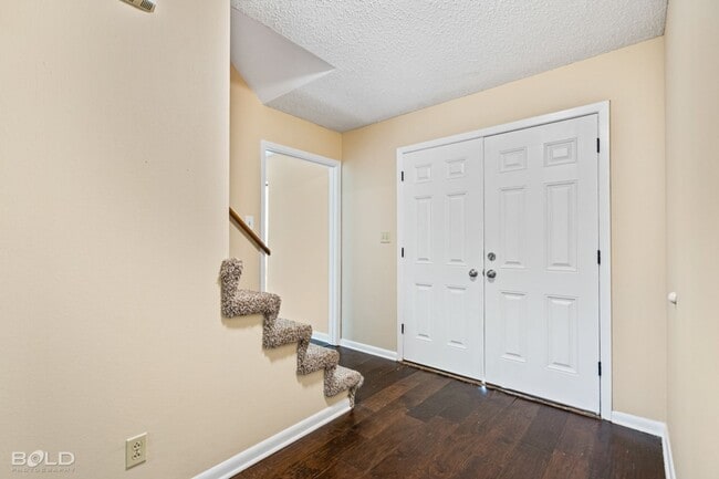 Building Photo - 1502 Suburbia Dr