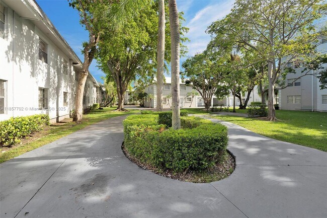 Building Photo - 17255 SW 95th Ave