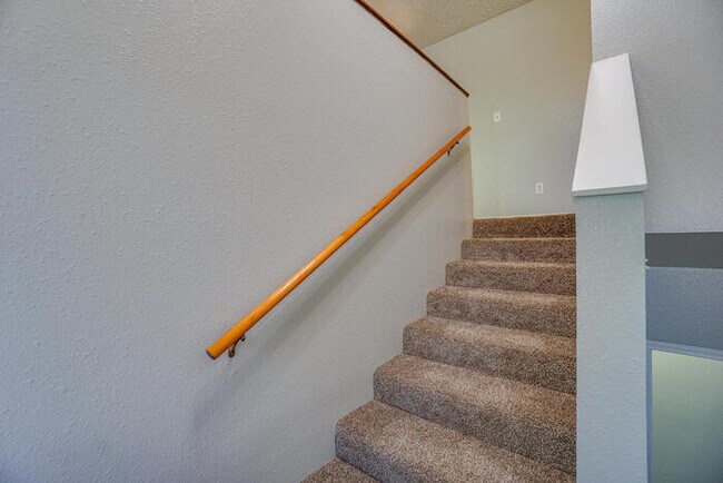 Building Photo - THREE BEDROOM NEAR LENA PARK