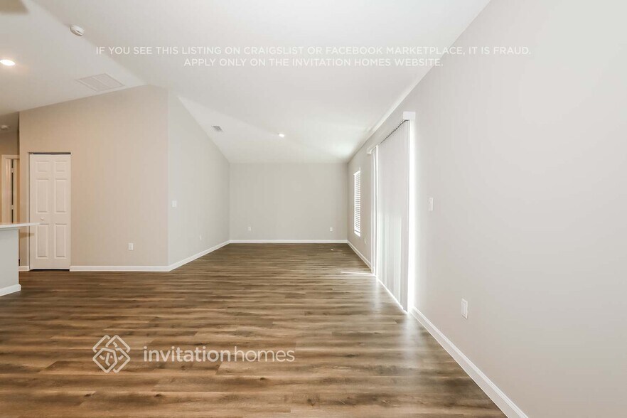 Building Photo - 1042 SW Del Rio Blvd