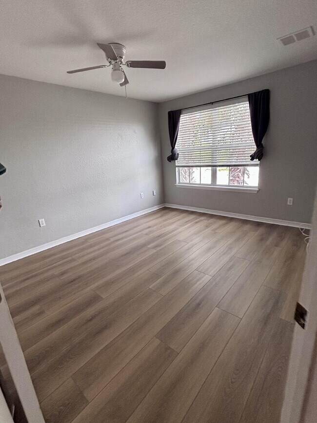 Building Photo - Spacious Two-Story Condo/Townhouse – Prime...