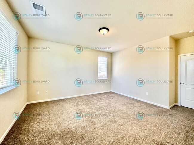 Building Photo - 3 Bedroom 2 Bathroom with Garage covered patio and beautiful yard!