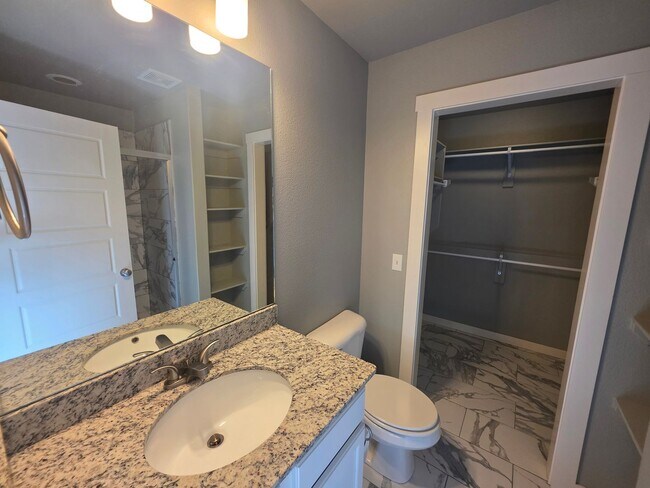Building Photo - Nice 2 bedroom near I-49