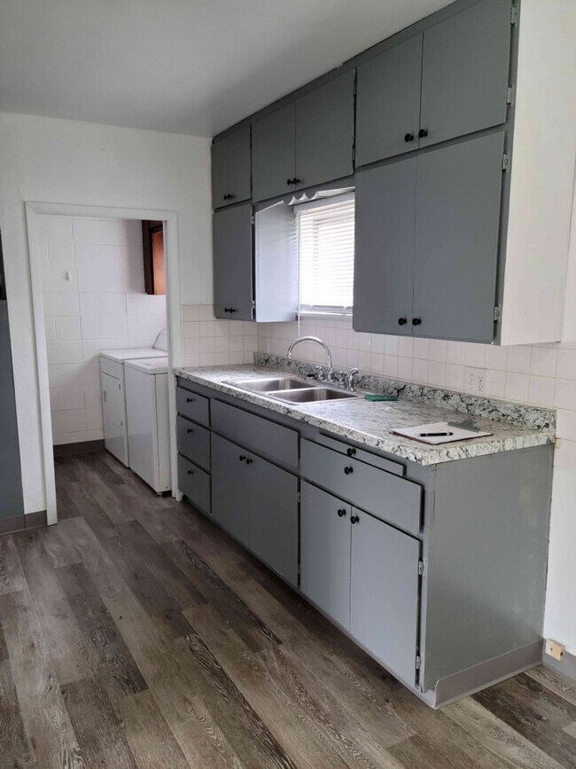 Building Photo - Centrally Located 2 Bedroom Townhouse