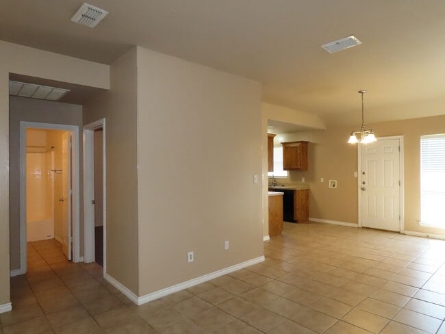 Building Photo - Beautiful 3 Bedroom, 2 Bath Duplex in Lindale!