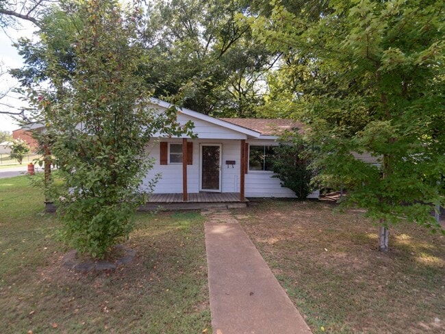 Primary Photo - 610 N Fir St