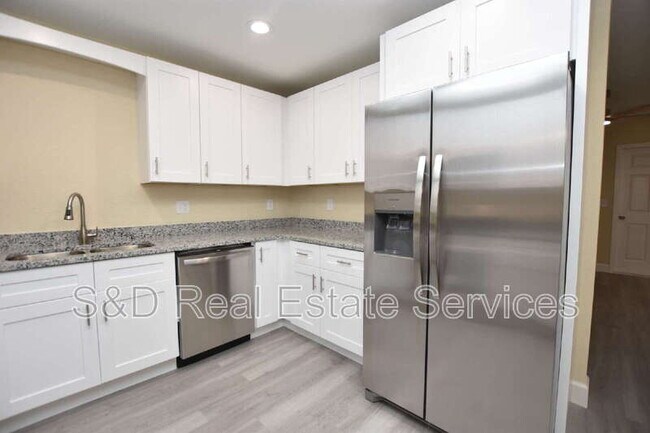 Building Photo - 1111 Mercury Dr E