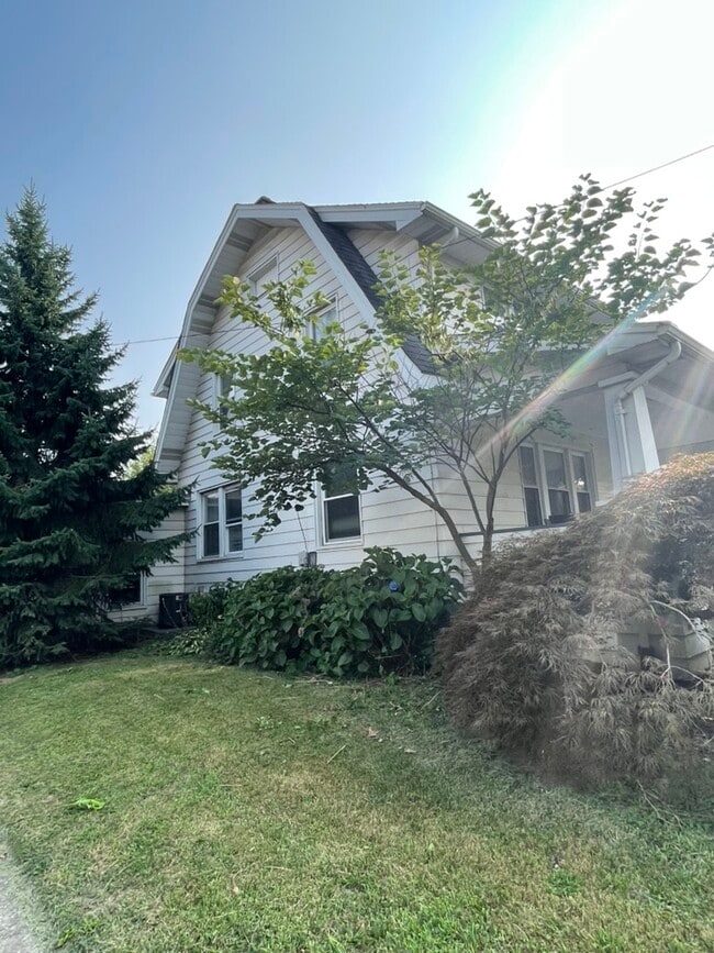 Building Photo - 1101 W 4th St