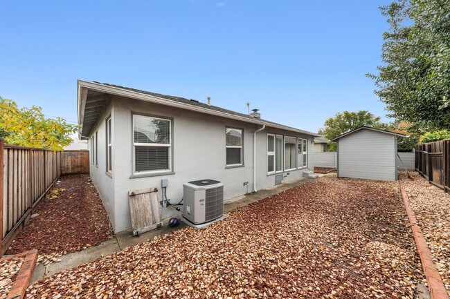 Building Photo - Charming three bed room home offering comf...