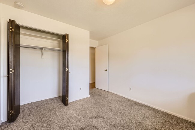 Building Photo - Beautiful remodeled condo with lovely view...