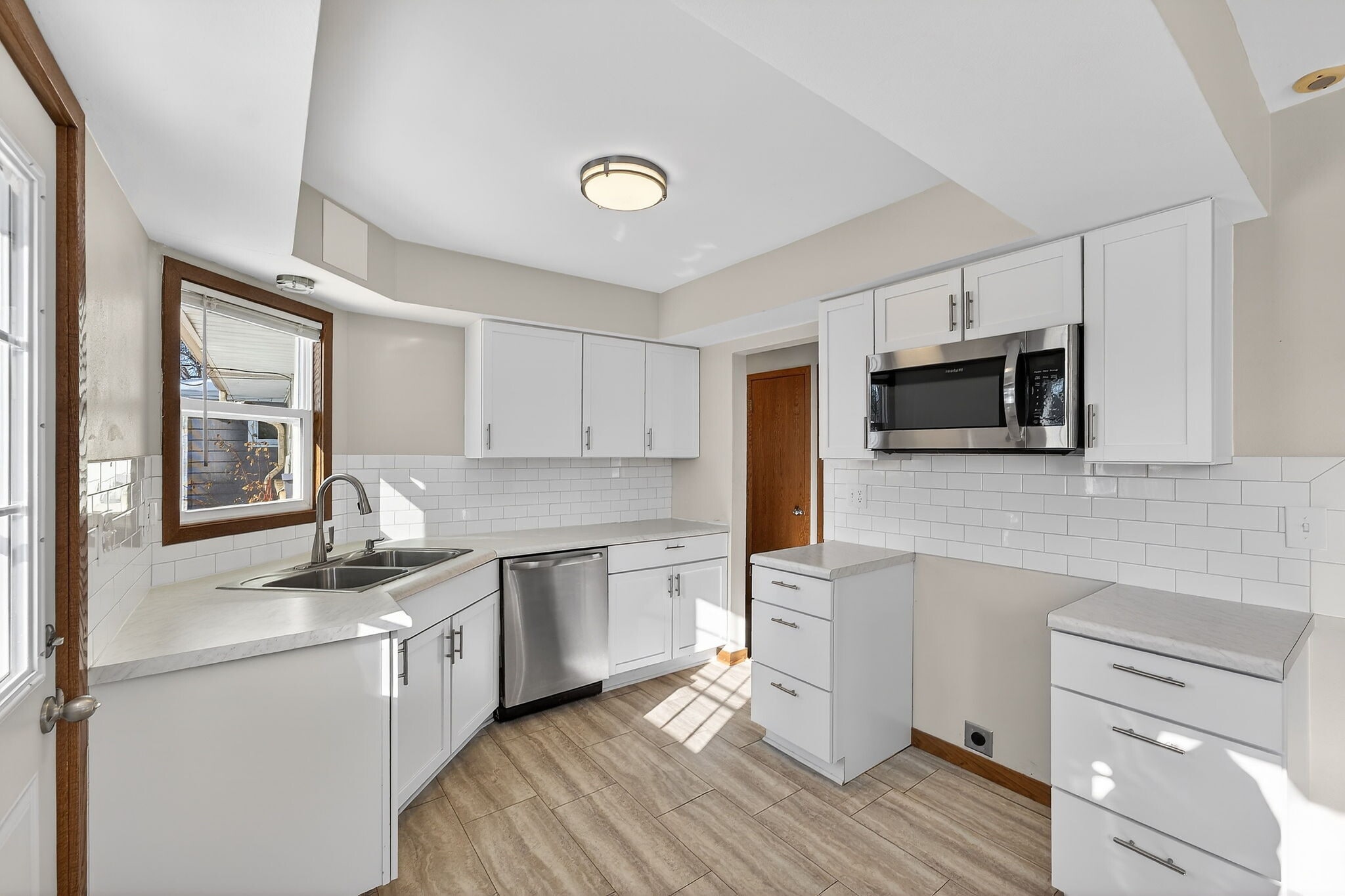 Kitchen with dishwasher & microwave - 10525 W Custer Ave