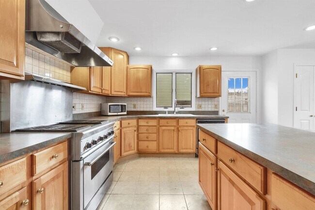 Building Photo - 234 Cliff St