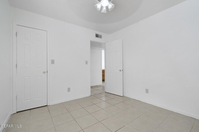 Building Photo - 3536 E Glen Dr