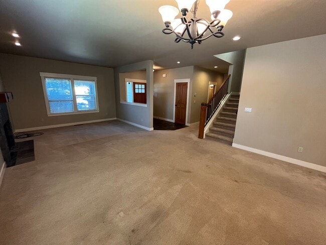 Building Photo - Landscape Maintenance Included! Spacious 3 Bed/2.5 Bath Home in SW Bend - Elder Ridge Street