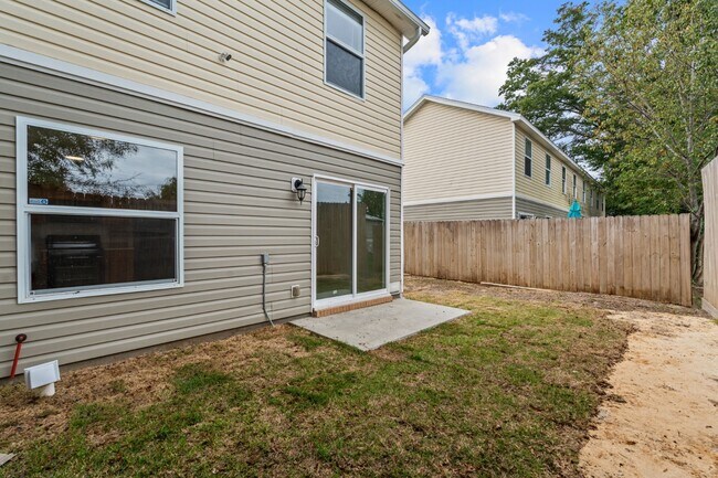 Building Photo - 5115 E 11th St