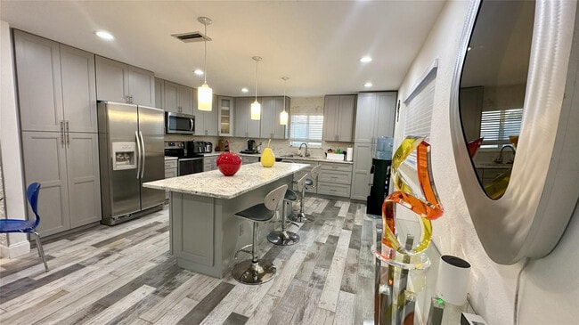 Building Photo - 4751 NE 10th Ave