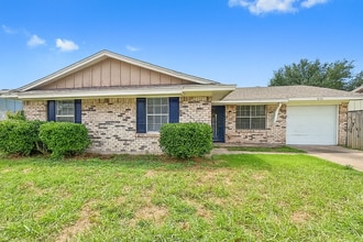 Building Photo - Pet-Friendly 4BR/2BA Home w/ Garage & Fenc...