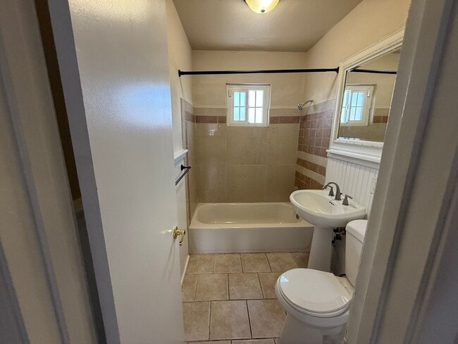 Building Photo - Charming One-Bedroom / One-Bath Apartment!