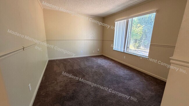 Building Photo - 4 bed/2 Bath - Available now