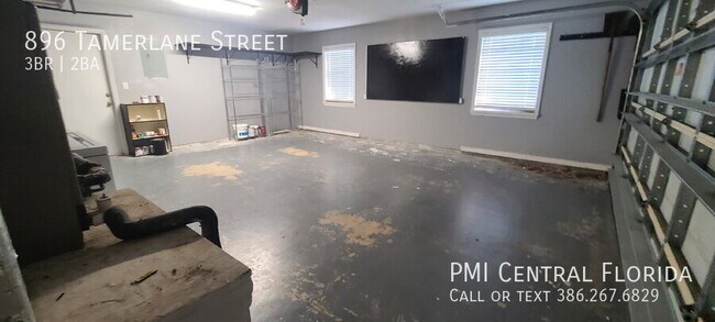 Building Photo - 896 Tamerlane St