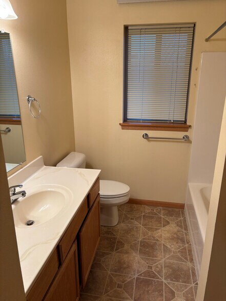 Building Photo - 727 Mustang Dr