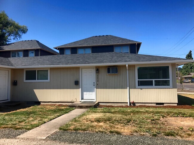 Building Photo - 2 Bedroom Duplex ~ Close to Campus