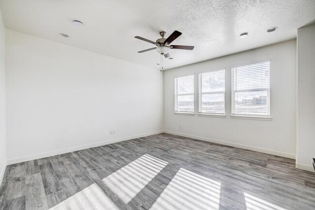 Building Photo - 803 N Hilltop Dr