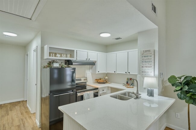 Building Photo - 31 Harbour Row Dr