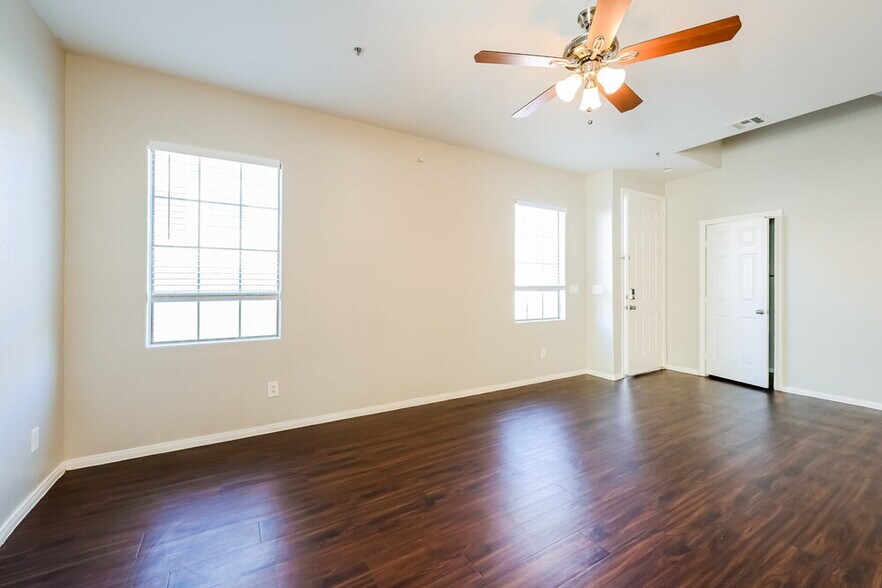 Building Photo - 6417 Pine Willows Ct
