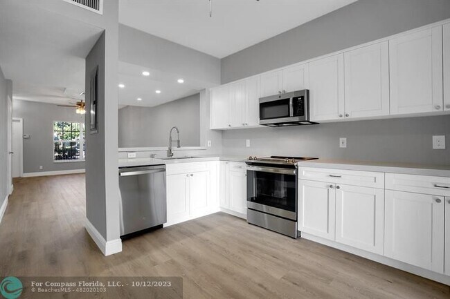 Building Photo - 196 SW 96th Ave