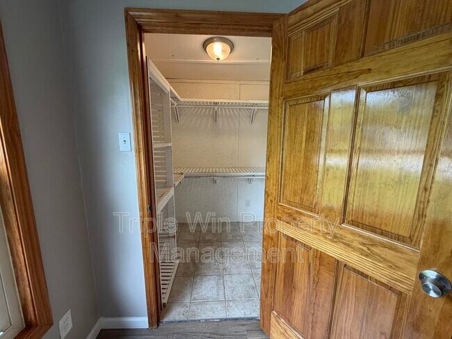 Building Photo - 810 St Anthony Ln
