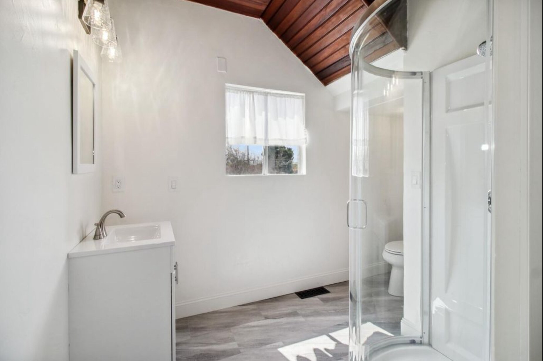 Unit A 1st floor full bathroom - 18490 Empire St