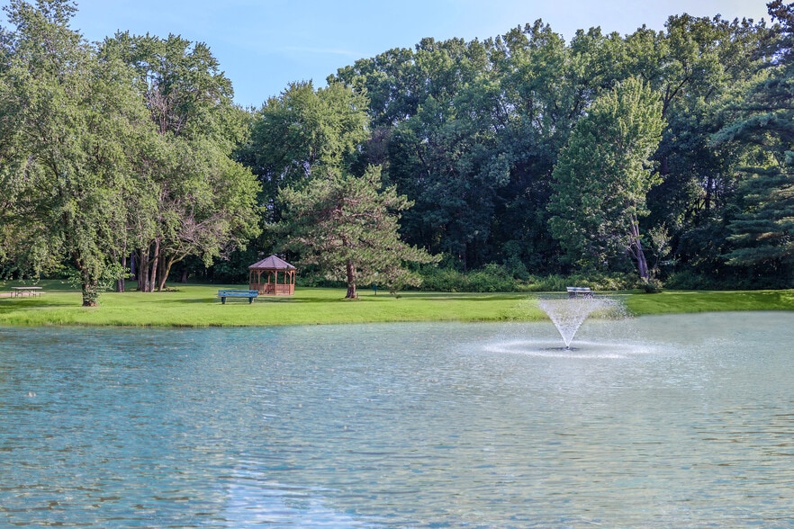 Primary Photo - Foxrun Apartments