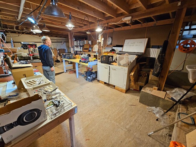 Building Photo - Unique location, breathtaking views, wonde...