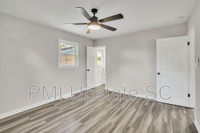 Building Photo - 120 Abbotsford Dr