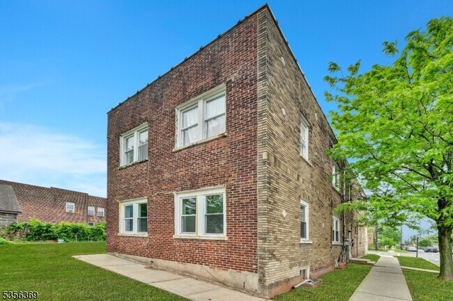 Building Photo - 1501 S Wood Ave