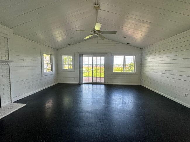 Building Photo - 2 Bedroom One Bath Lake House