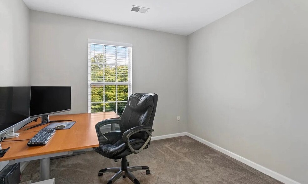 Building Photo - 1460 Pangbourne Way