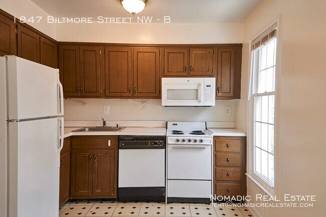 Building Photo - 1847 Biltmore St NW