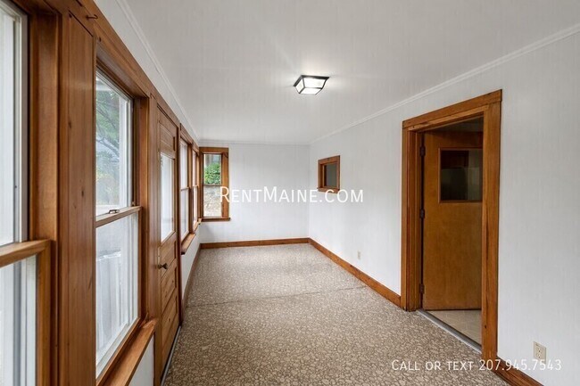 Building Photo - 445 Main St