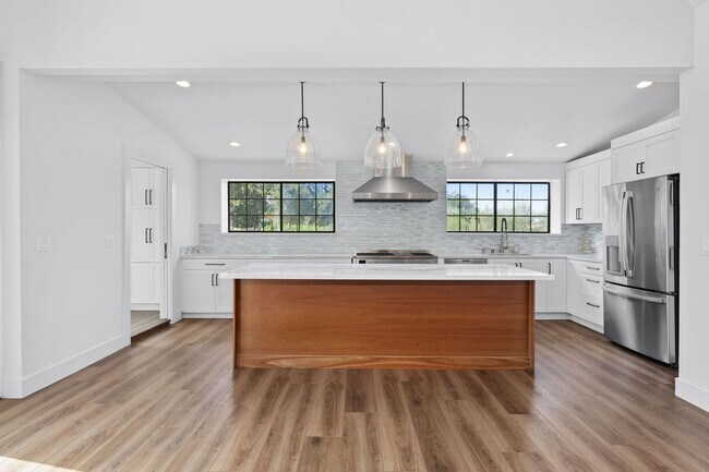 Building Photo - Modern Farmhouse w/ Pool and Paid Utilities