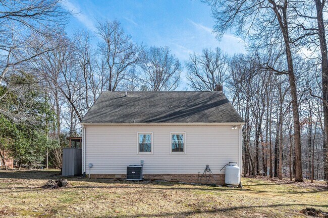 Building Photo - 3 Bedroom House in Forest