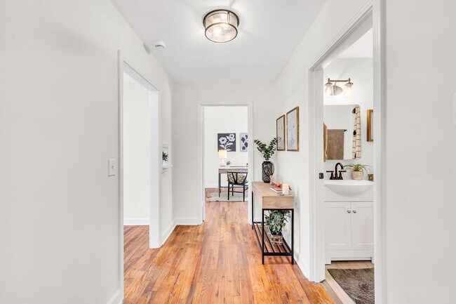 Building Photo - 3 Bed 2 Bath House w/Fenced Yard in East N...